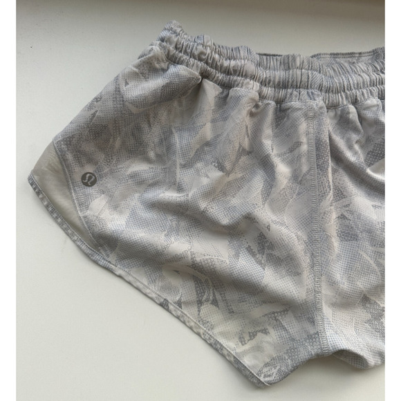 Lululemon Hotty Hot Short 2.5" Lined White Gray Printed Shorts Women's Size 6 - Picture 10 of 12
